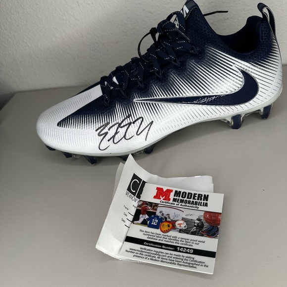 Ezekiel Elliot Signed Football Cleats w COA - Picture 2 of 8